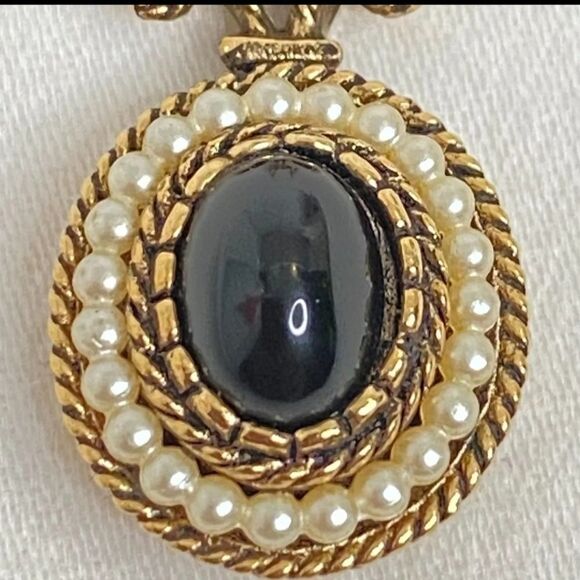 Avon Pendant Necklace Onyx Cabochon Encircled Pearlesque Beads Gold Tone Chain - Picture 2 of 14